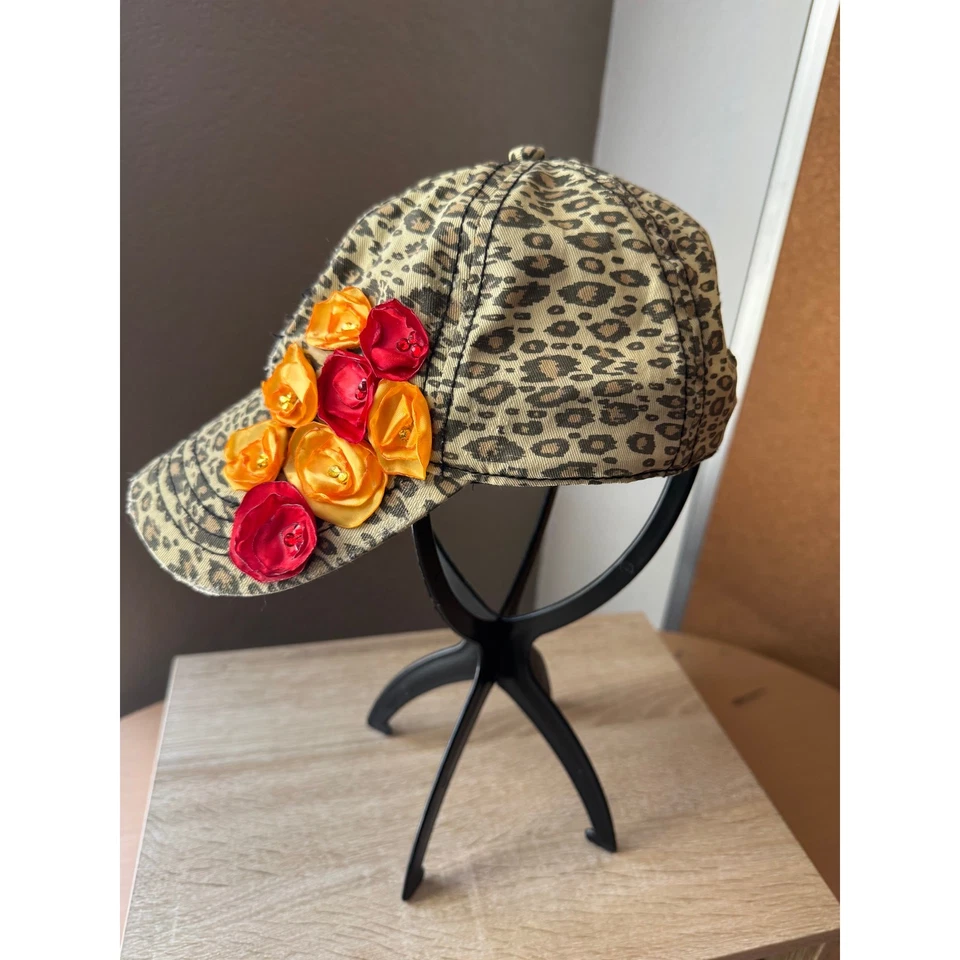 Gorra de baile con estampado de leopardo y apliques florales Foto 2 de 4