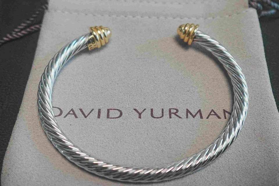 Brazalete David Yurman de 4 mm clásico con cable de plata de ley y brazalete con cúpula de oro de 18 quilates Foto 3 de 4