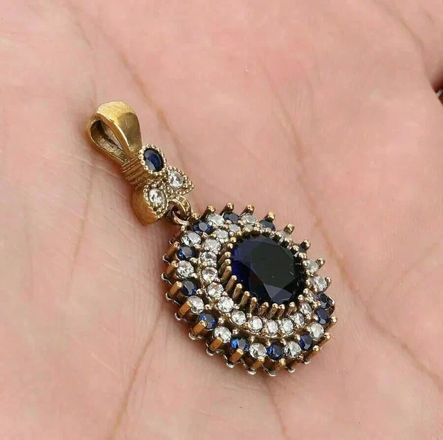 Colgante para mujer de zafiro azul creado en laboratorio de corte redondo de 3 quilates enchapado en oro amarillo de 14 quilates Foto 4 de 4