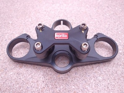 Aprilia Tuono V4 1100 Gabel Brücke Lenker Halter fork clamp upper yoke crown 24