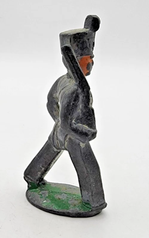 Soldado de metal fundido Manoil vintage marchando con sombrero de banda #3 Foto 4 de 4