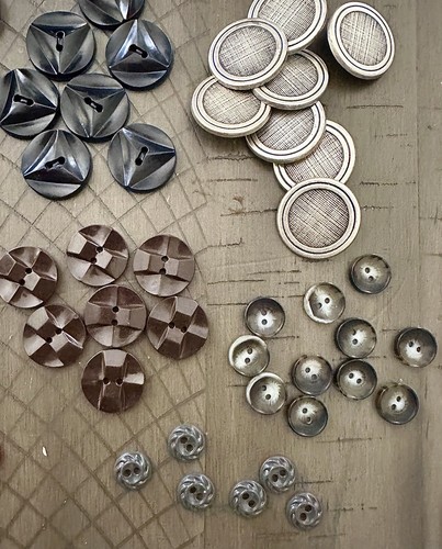 ANTIQUE VINTAGE BUTTONS - MOP - FABRIC- METAL-PLASTIC- GLASS - Picture 5 of 11