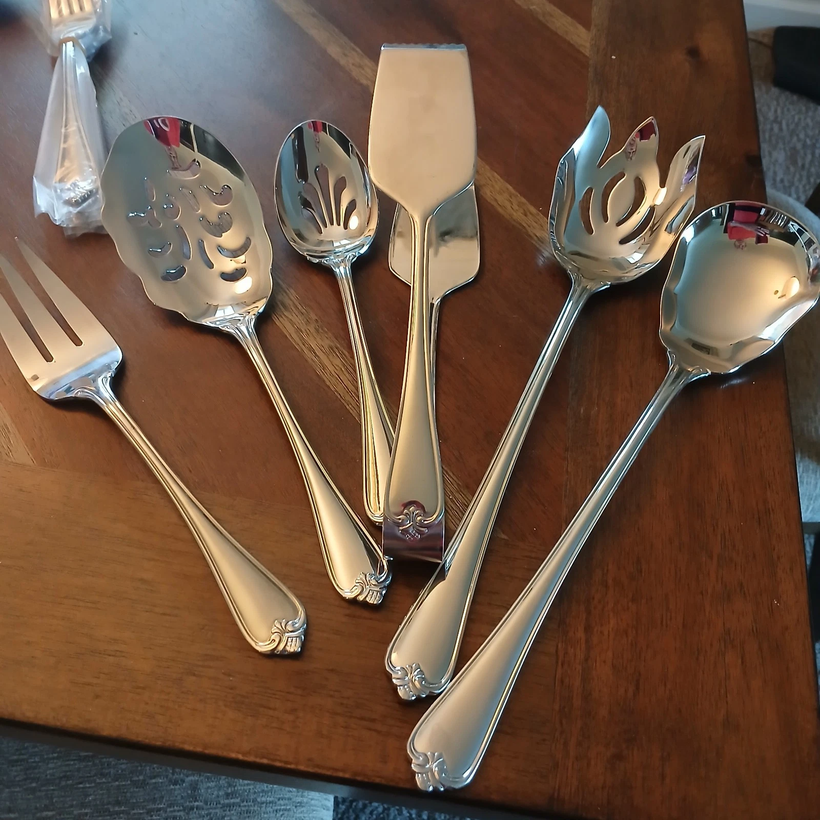 30pc REED & BARTON ROSECLIFF 18/10 STAINLESS FLATWARE FORKS Spoons Knives Serv