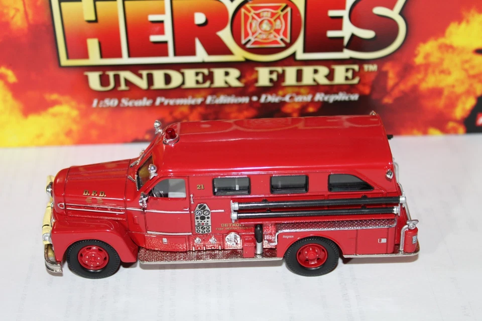 CORGI Heroes Under Fire Seagrave Sedan Pumper Detroit. MI. Fire Department - Image 2 of 4