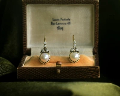 Boucles d'oreille Dormeuse Doré Vieilli Feuille Cabochon Perle Blanc Légère SB65 - Photo 1/4