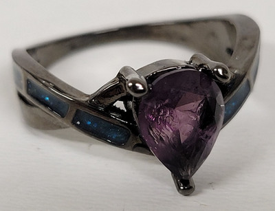 Faux Amethyst dunkler Metallring mit blauen Akzenten Damengröße 8,5