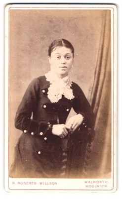 Fotografie R. Roberts Willson, London, 48, Penrose St., Portrait junge Dame im  
