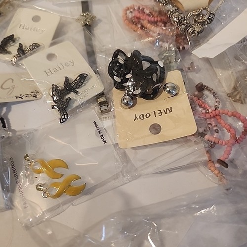 Mixed Costume Jewelry Lot 95+ Pieces All Wearable Reseller Bulk Bundle - Picture 2 of 14
