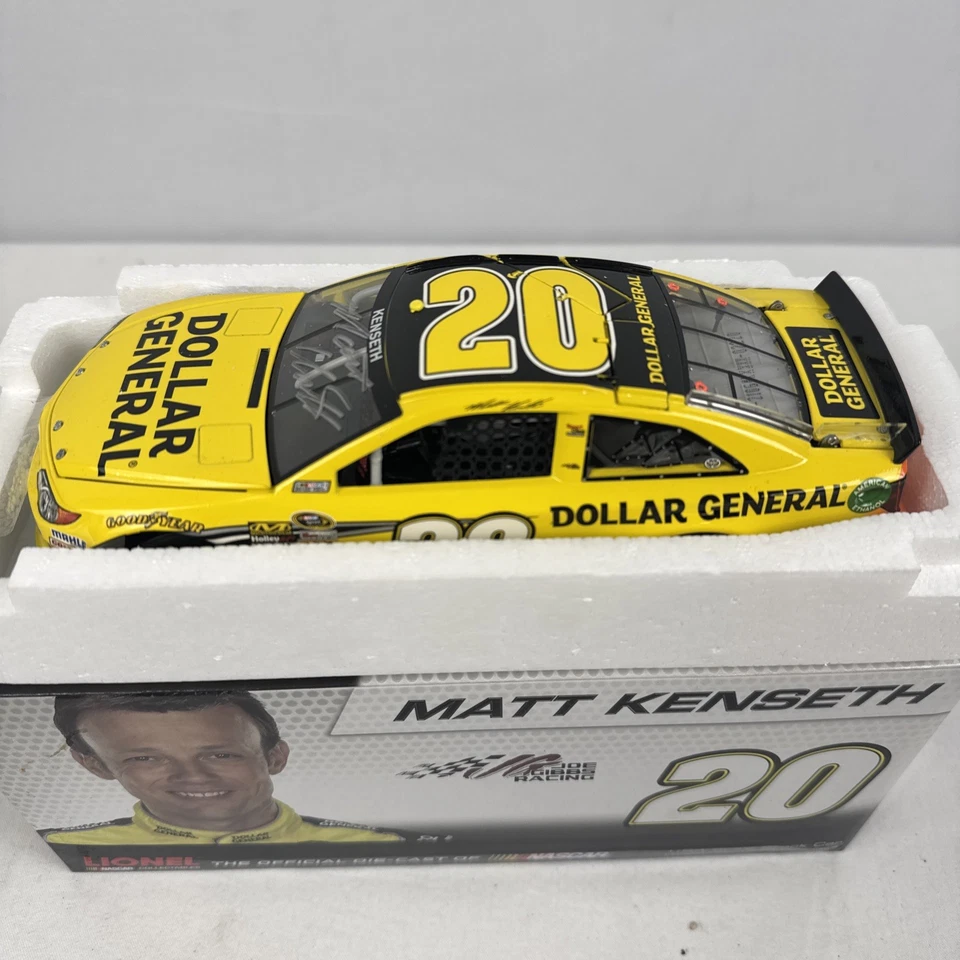 Réplica fundida a presión firmada por Matt Kenseth NASCAR Action Racing Collectibles #20 1:24 Foto 2 de 4