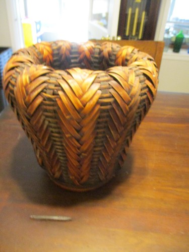 HAND MADE COLORFUL DARK DESIGNED VTG BAMBOO WOVEN BASKET VASE 12.5X13'' - Picture 3 of 11