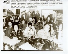 Foto original Press Wire terremoto de Kushiro reunión en escuela local 4.10.1994