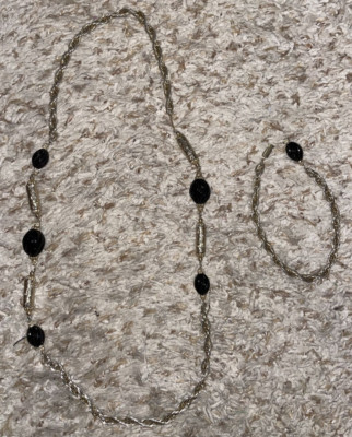 Women's costume jewelry set: matching necklace & bracelet--preowned-great cond.