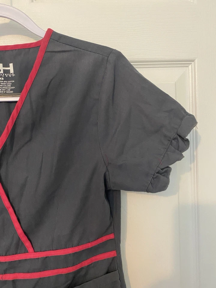 Blusa Médica Beverly Hills Para Mujer Talla XS Volantes Gris y Rosa Foto 4 de 4