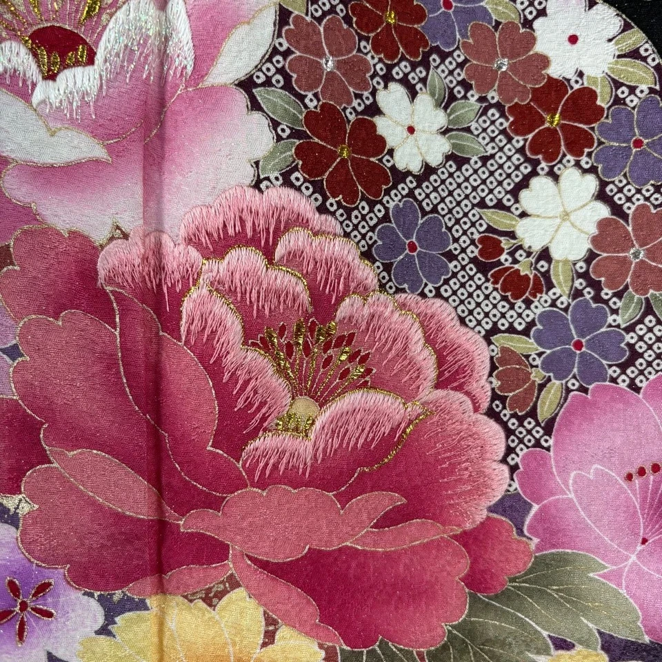 Elegante Kimono Furisde Negro 168cm M con Bordado Peonía Flor de Cerezo - Imagen 3 de 4