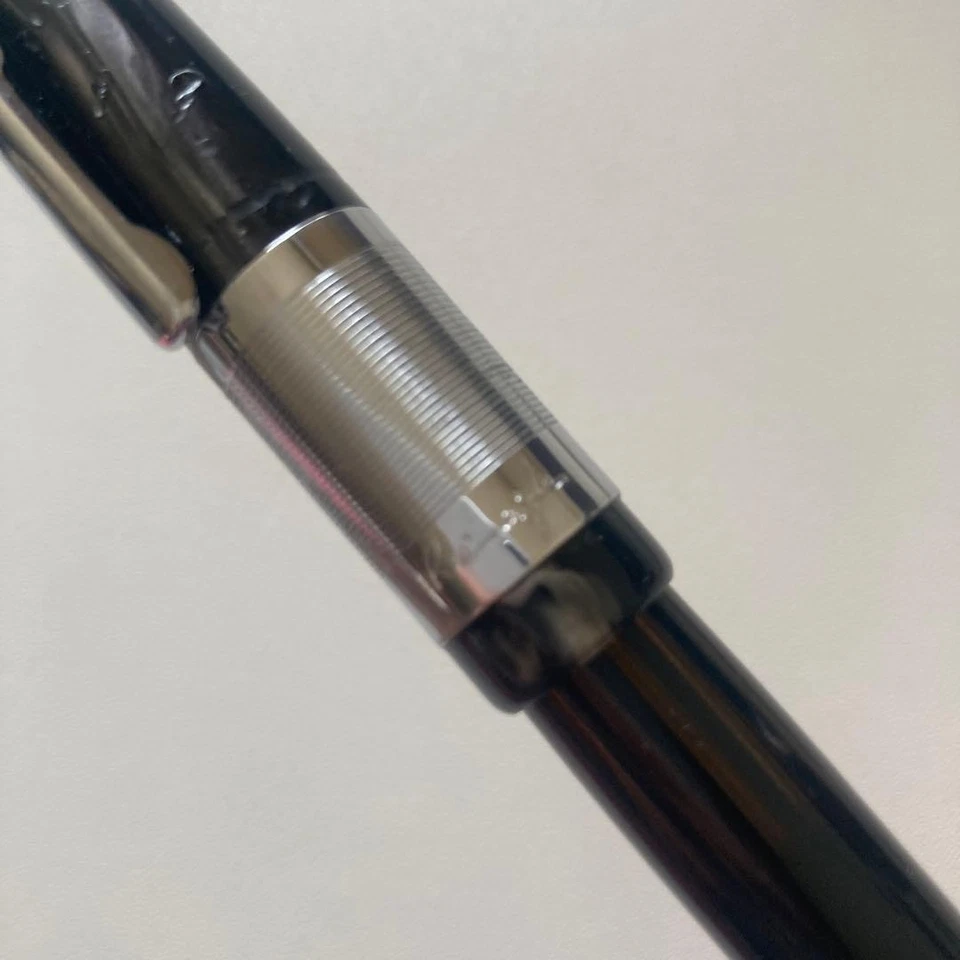 Bolígrafo Recife Bolígrafo Negro y Repuesto Foto 2 de 4