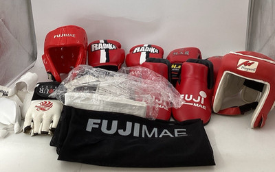 Kickboxen Schutzausrüstung & Ausrüstung Set - Handschuhe, Schienbeinschoner, Helm etc.