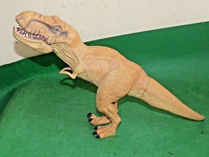 chomping dinosaur toy