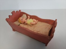 Ancien petit poupon (1973) dans son berceau - MATTEL