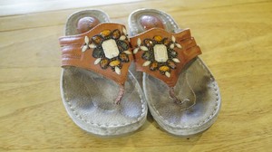 clarks leather flip flops womens