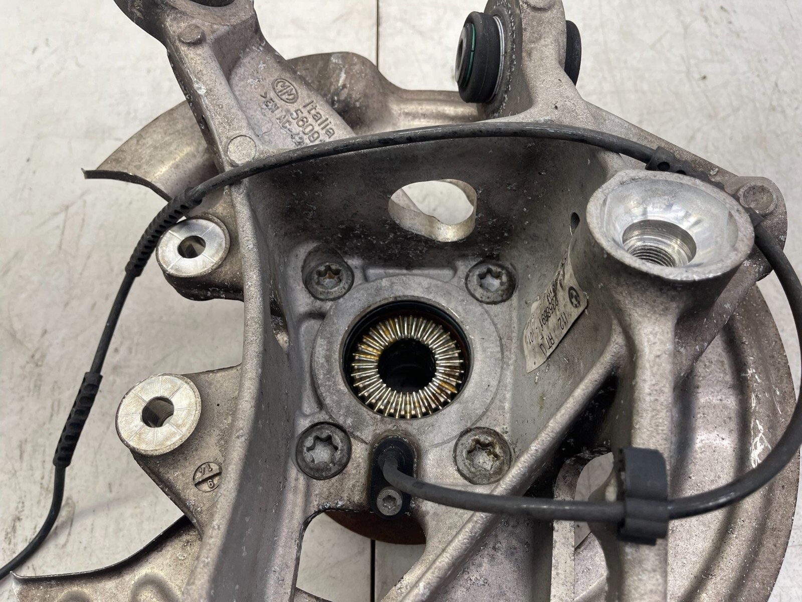 2014-2019 BMW I8 OEM REAR LEFT DRIVER SPINDLE KNUCKLE WHEEL BEARING HUB ASSEMBLY
