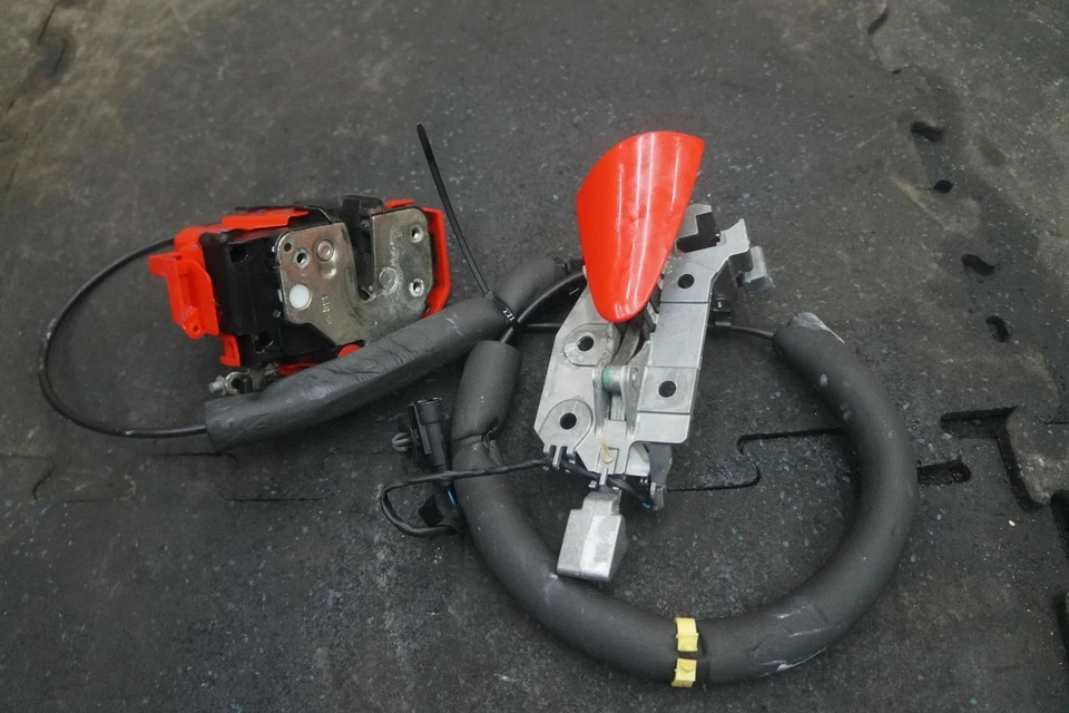 Manija de bloqueo de pestillo de puerta de pasajero delantero derecho 69978700 Ferrari California 2010 Foto 3 de 4