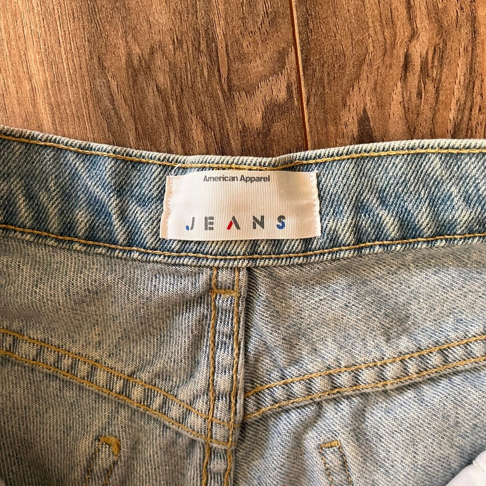 Pantalones cortos de mezclilla de tiro alto American Apparel con puños cintura alta en lavado de verano  Foto 3 de 4