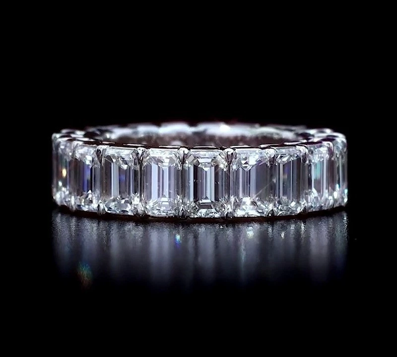 Alianza de boda de eternidad completa de moissanita corte esmeralda de 5,70 quilates enchapada en oro blanco de 14 k Foto 3 de 4