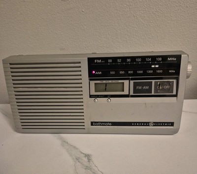 GE BATHMATE 7-4204A General Electric AM FM Clock Radio Collectible