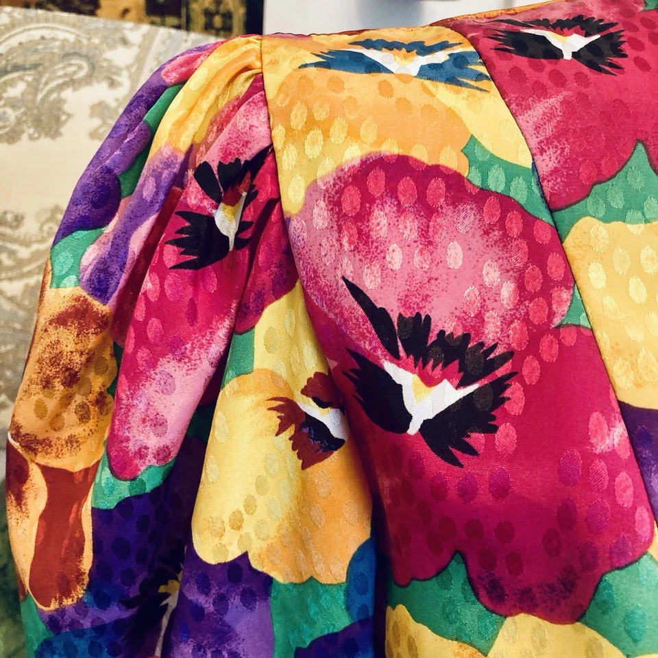 Top estilo peplum satinado floral pensamiento arte pop años 80 1990 mangas abullonadas Foto 3 de 4