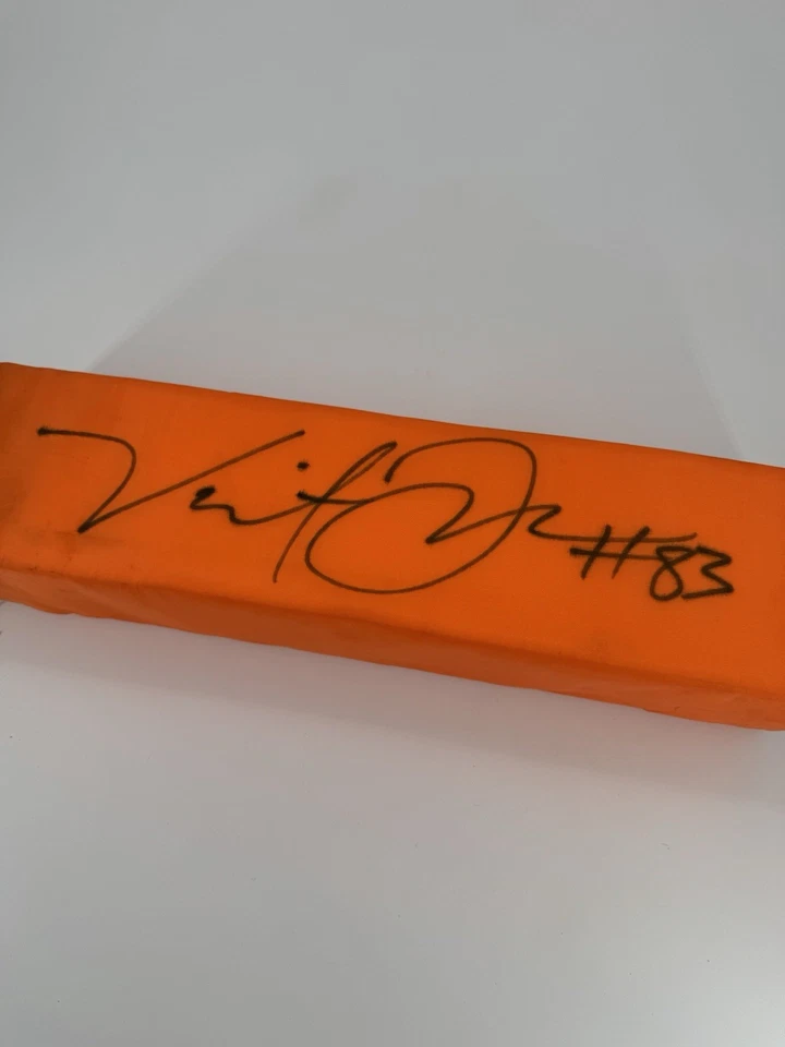 Pilón de fútbol americano firmado por Vincent Jackson #83 autógrafo automático Tampa Bay Buccaneers Foto 2 de 3