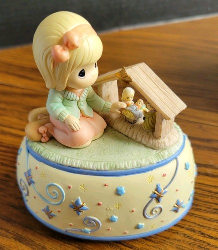 Precious Moments Girl Admiring Nativity Holy Family Musical "Away In A Manger" - Picture 6 of 24