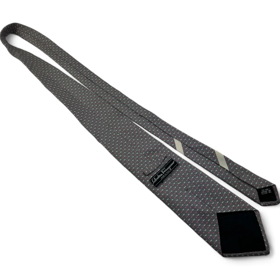 Salvatore Ferragamo Gris con Corbata de Seda de Delfín Rosa y Blanco Talla 3.5"W 57"L Foto 4 de 4