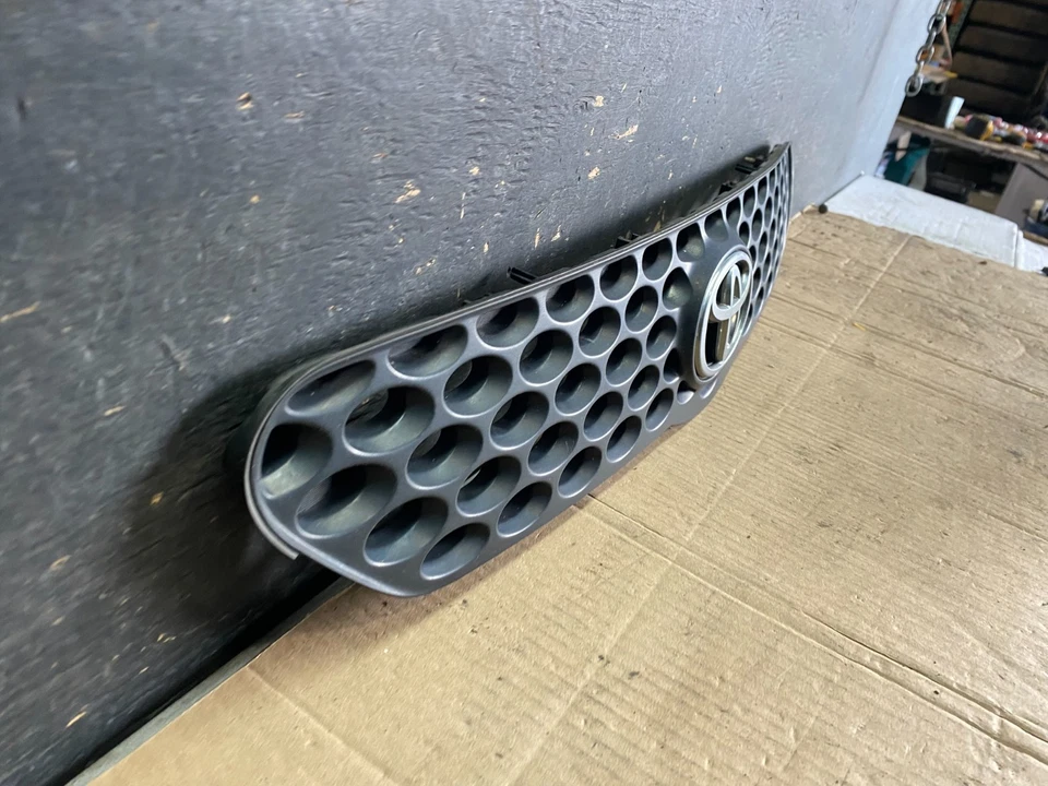 Grelha dianteira superior Toyota Matrix 2003 a 2004 fabricante de equipamento original T4028 DG - Imagem 3 de 4