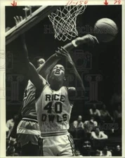 1982 Press Photo Tulane's Bobby Thompson blocks Rice's Renaldo O'Neal's shot.