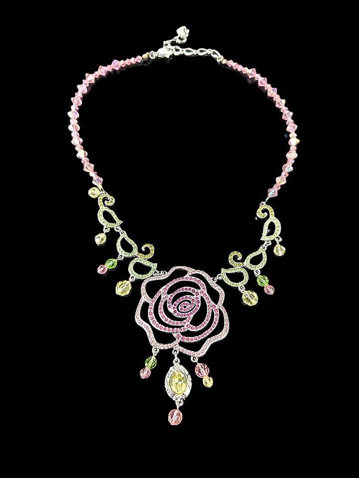 Colar Disney Cristal Swarovski Bela e a Fera Logotipo Cisne Rosa - Imagem 4 de 4