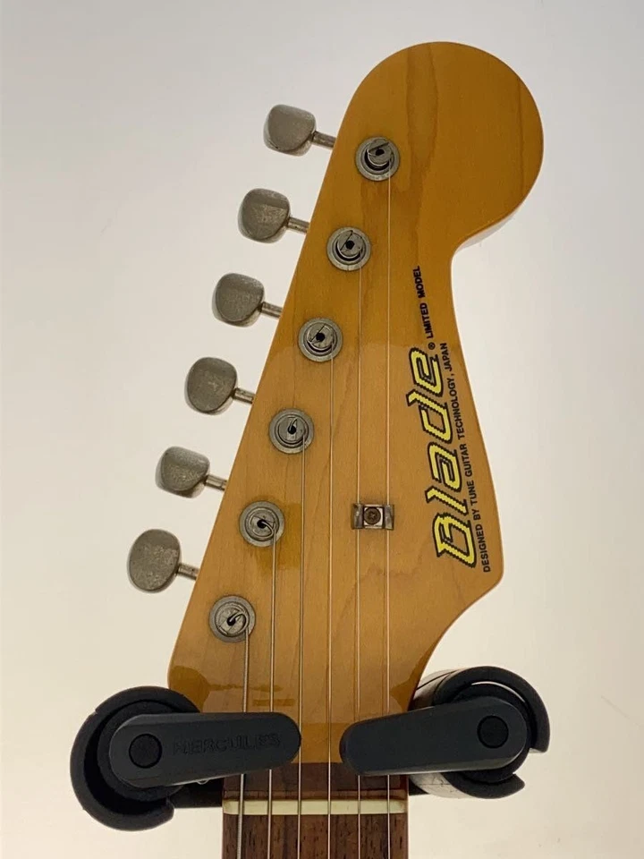 Guitarra Eléctrica Blade BR-4 STD Negra Años 90 Cuerpo de Afinación Limitado Solo Usada Foto 3 de 4