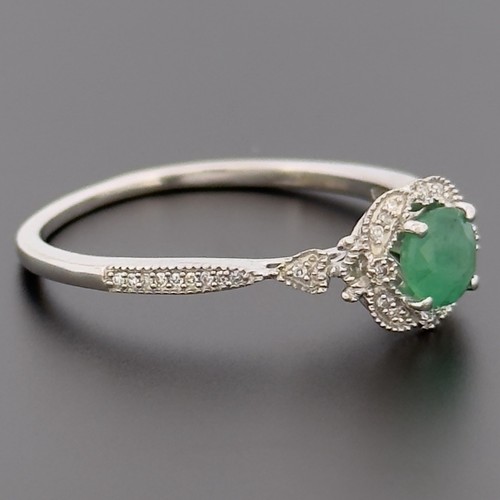 9ct White Gold Emerald & Diamond Cluster Ring Size S Hallmarked - Picture 2 of 10
