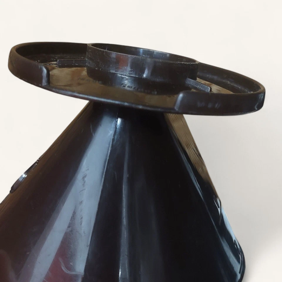 Filtro de plástico Melitta Nº 2 vertido sobre negro hecho en Canadá Foto 4 de 4