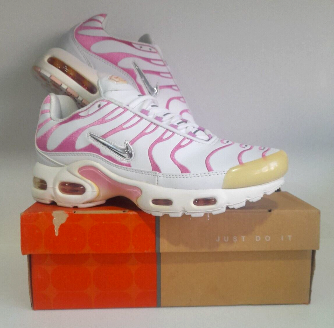 Rare Vintage 2005 genuine Nike Air Max TN Plus Trainers UK White Pink  boxed