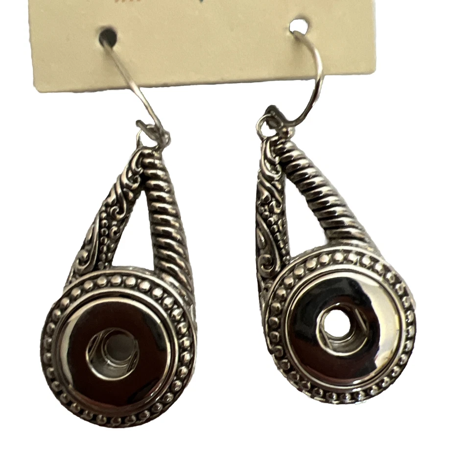 Pendientes a presión Fit Petite de jengibre tono plata Foto 3 de 4