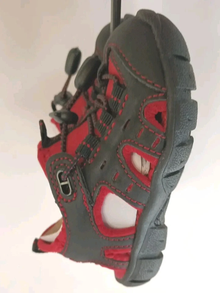 Sandalias de verano resistentes Jumping Beans 5T aptas para el agua con puntera cerrada sin cordones para niños  Foto 4 de 4