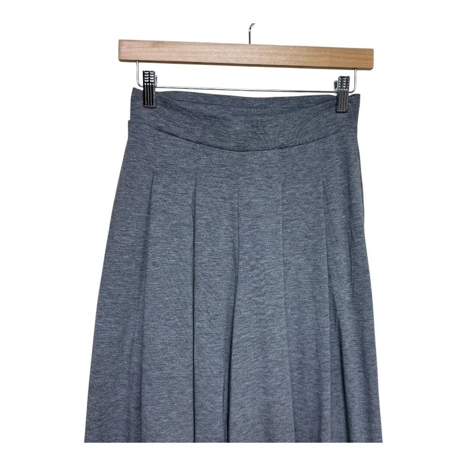 Pantalones cortos plisados de pierna ancha grises UNIQLO talla S Foto 4 de 4