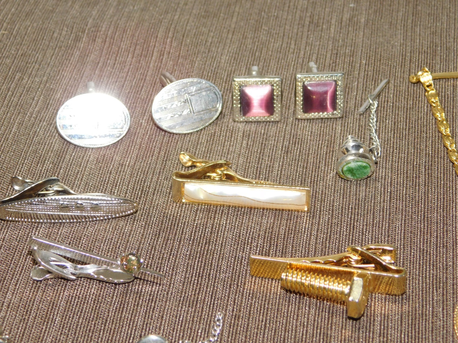 VINTAGE MENS JEWELRY LOT MIX OF TIE CLASPS  TACKS & CUFF LINKS  MONEY HOLDER