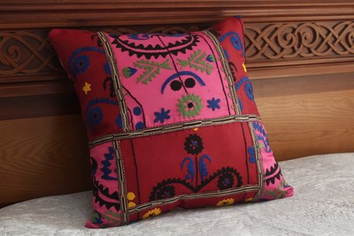 Uzbek vintage suzani pillow cover 20x20''/Embroidered pillow case/Kilim pillow