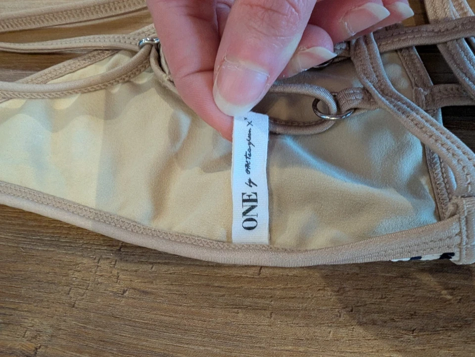 Top de bikini One by One cucharadita para mujer talla pequeña blanco azul marino y jaula nude Foto 3 de 4