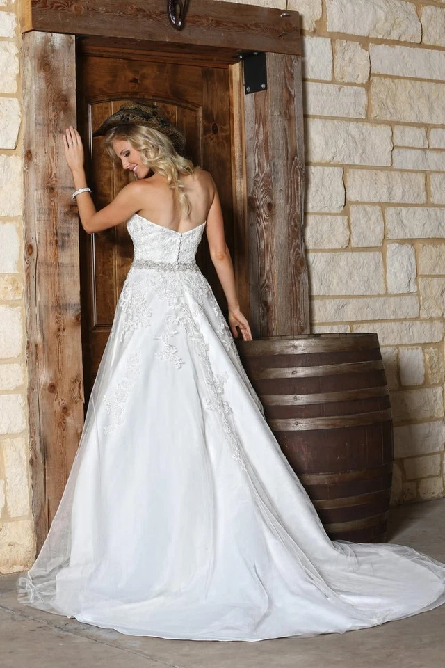 Vestido de novia Davinci marfil tul adornado sin tirantes talla 20 $999 Foto 2 de 3