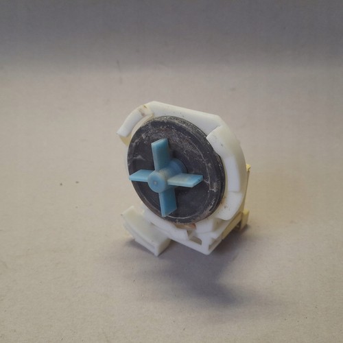 Ausgebaut aus Whirlpool ADP 6947 PC, Ablaufpumpe 72894