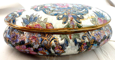 VINTAGE HAND-PAINTED PORCELAIN TRINKET BOX*H.F.P. Macau*Flowers/Gold Accents
