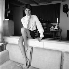 Jacqueline Bisset Posing Sitting On The Wall 4x6 Picture Celebrity Print