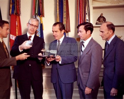 PRESIDENT NIXON WITH APOLLO 16 ASTRONAUTS WHITE HOUSE 1972 8X10 PHOTO